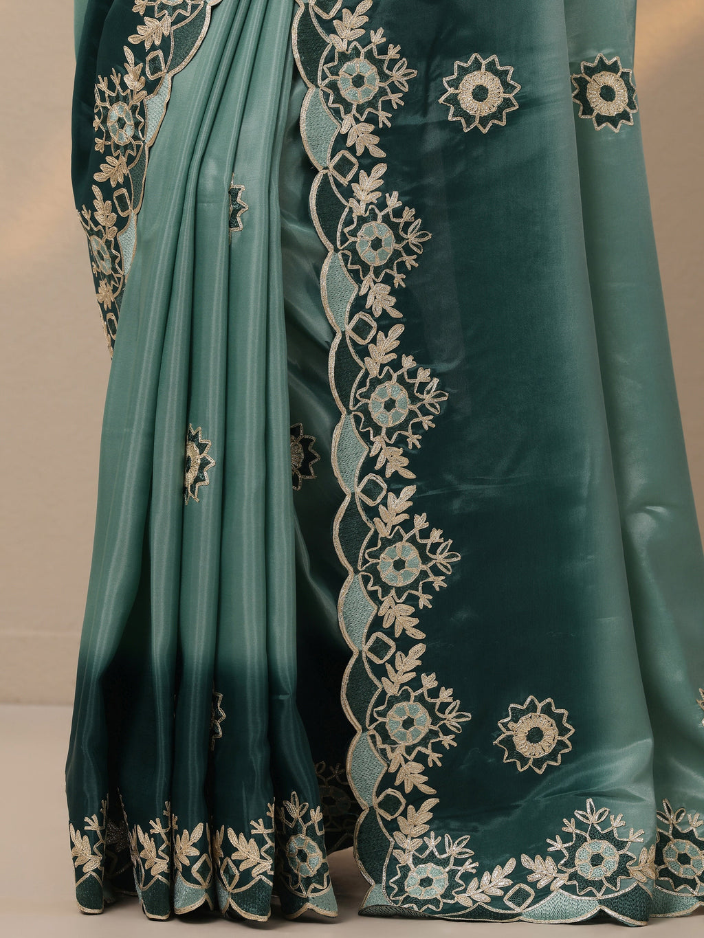 Green Embroidered Silk Blend Saree With Unstitched Blouse Piece