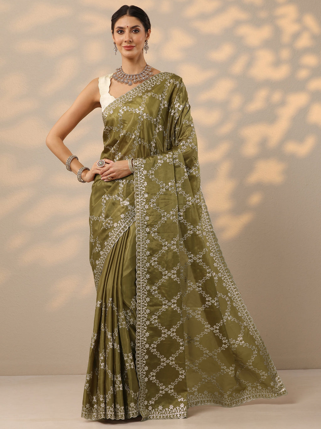 Green Embroidered Silk Blend Saree With Unstitched Blouse Piece