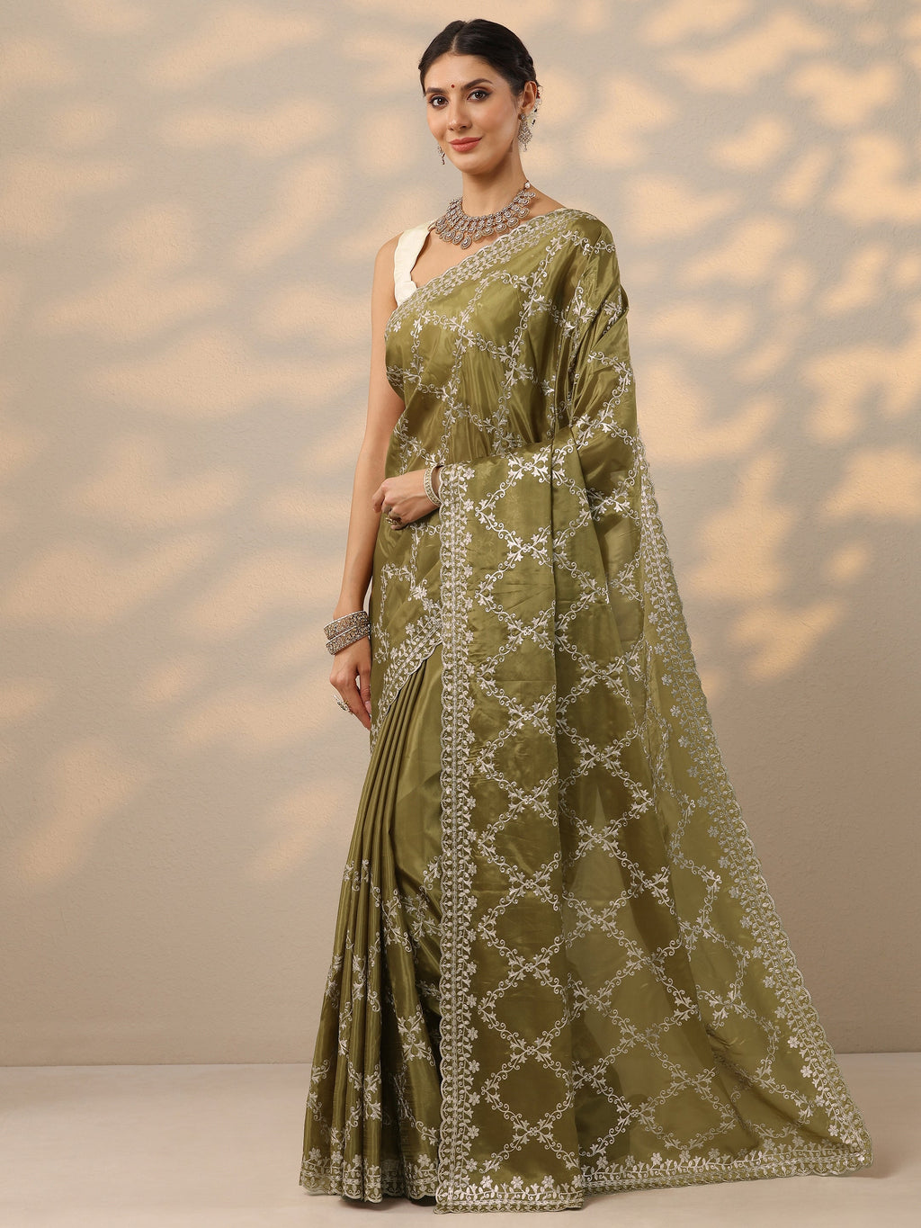 Green Embroidered Silk Blend Saree With Unstitched Blouse Piece
