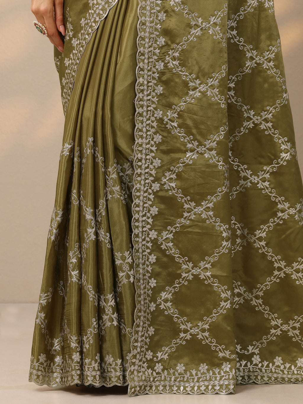 Green Embroidered Silk Blend Saree With Unstitched Blouse Piece