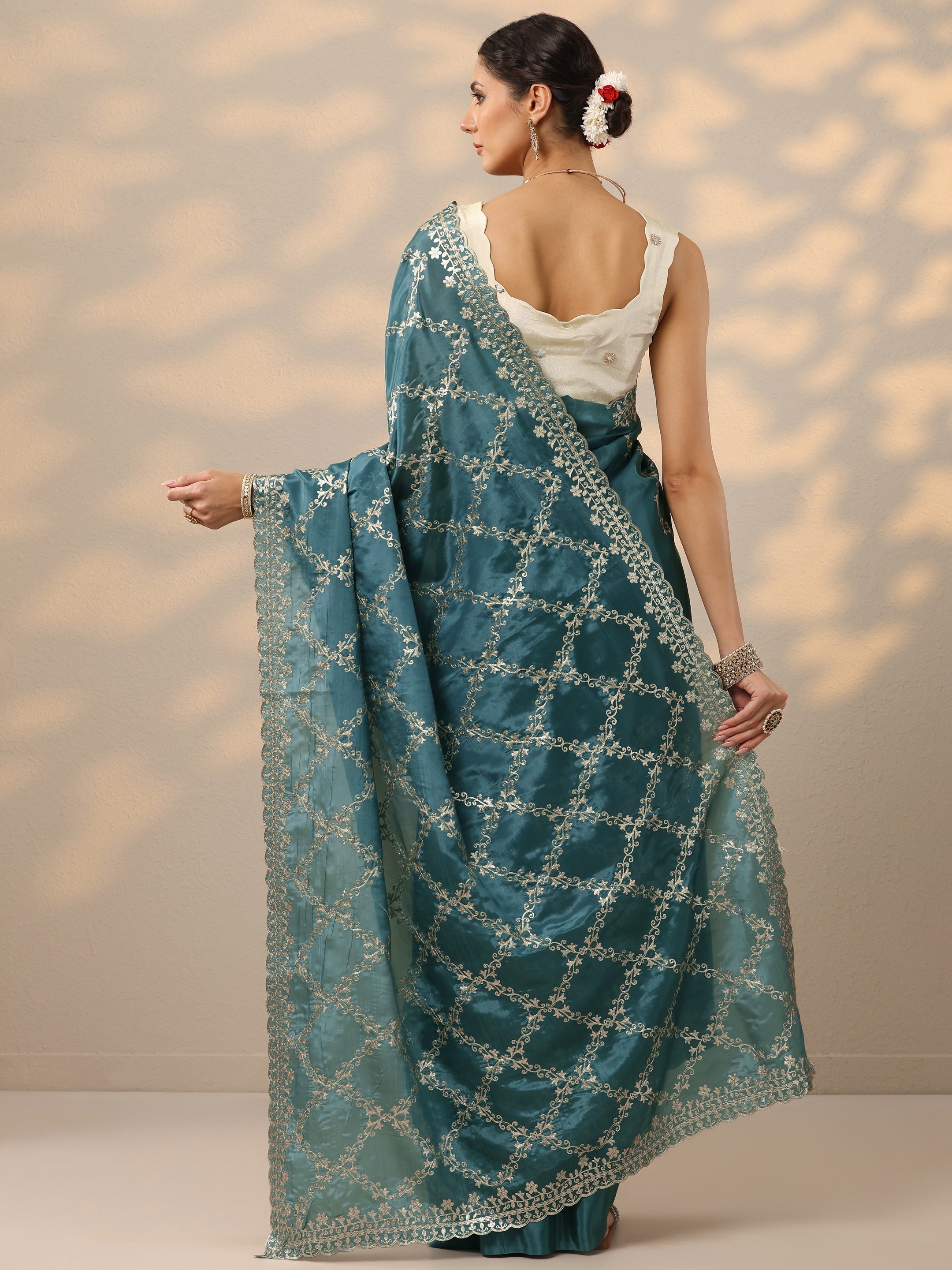 Blue Embroidered Silk Blend Saree With Unstitched Blouse Piece