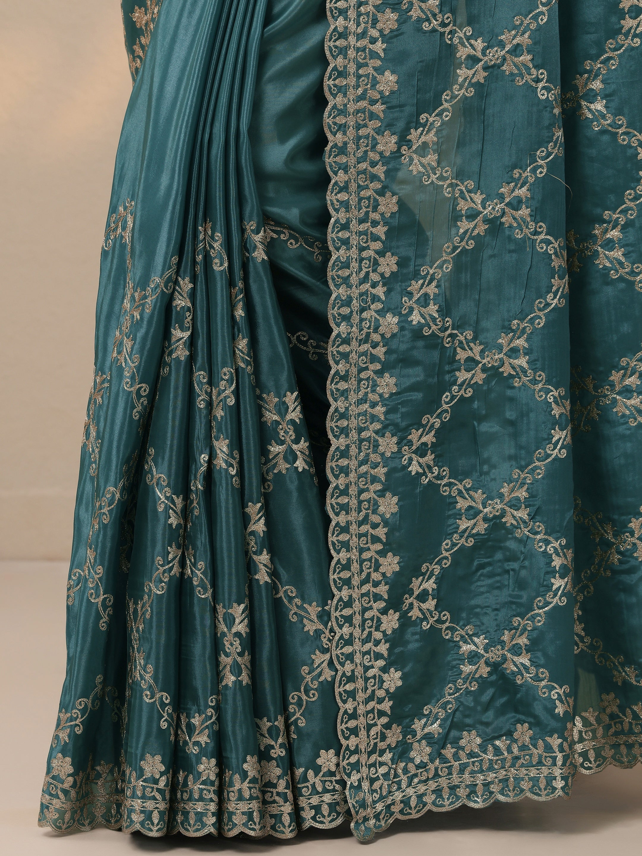 Blue Embroidered Silk Blend Saree With Unstitched Blouse Piece