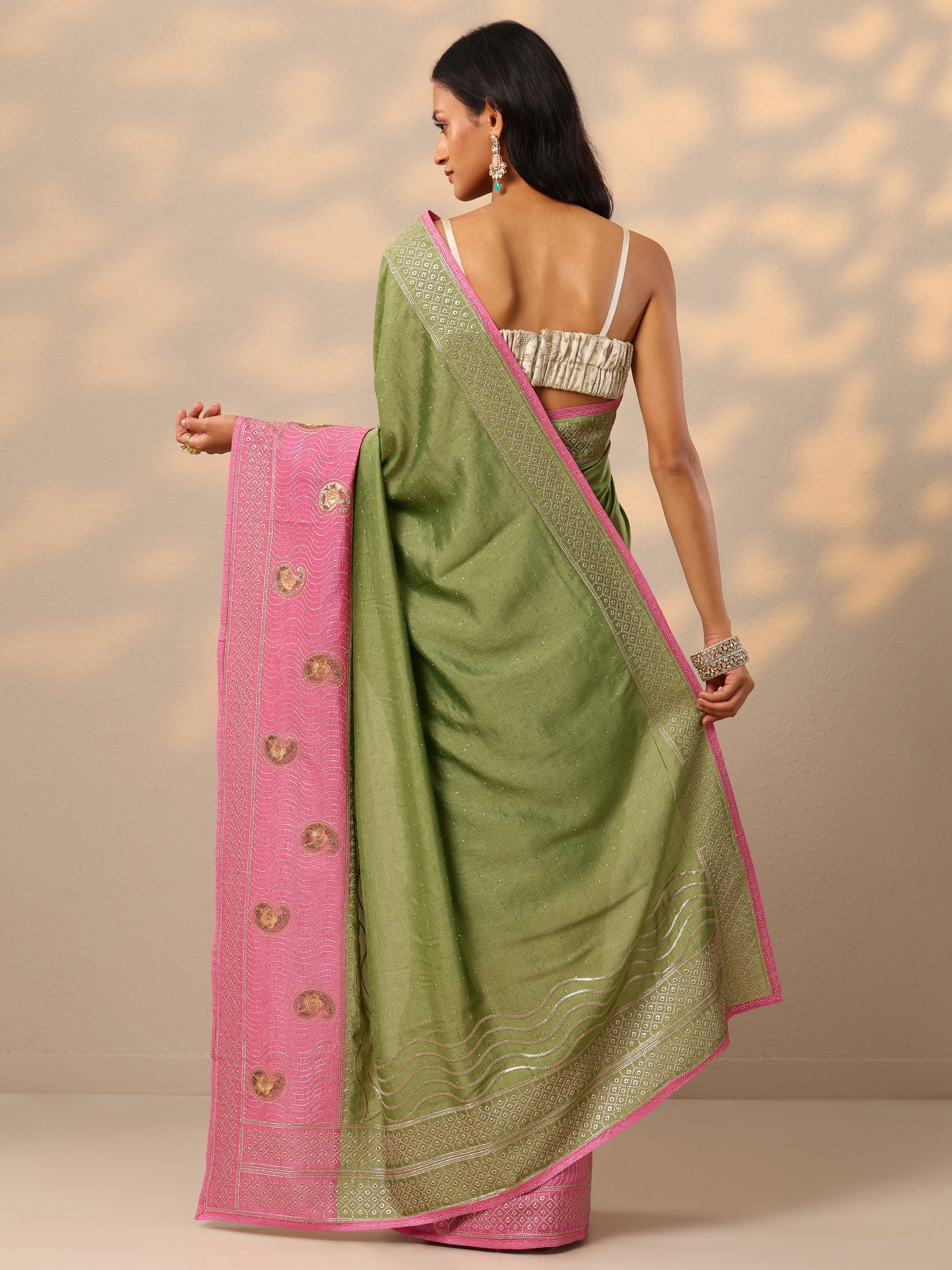 Green Embellished Silk blend Saree With Unstitched Blouse Piece