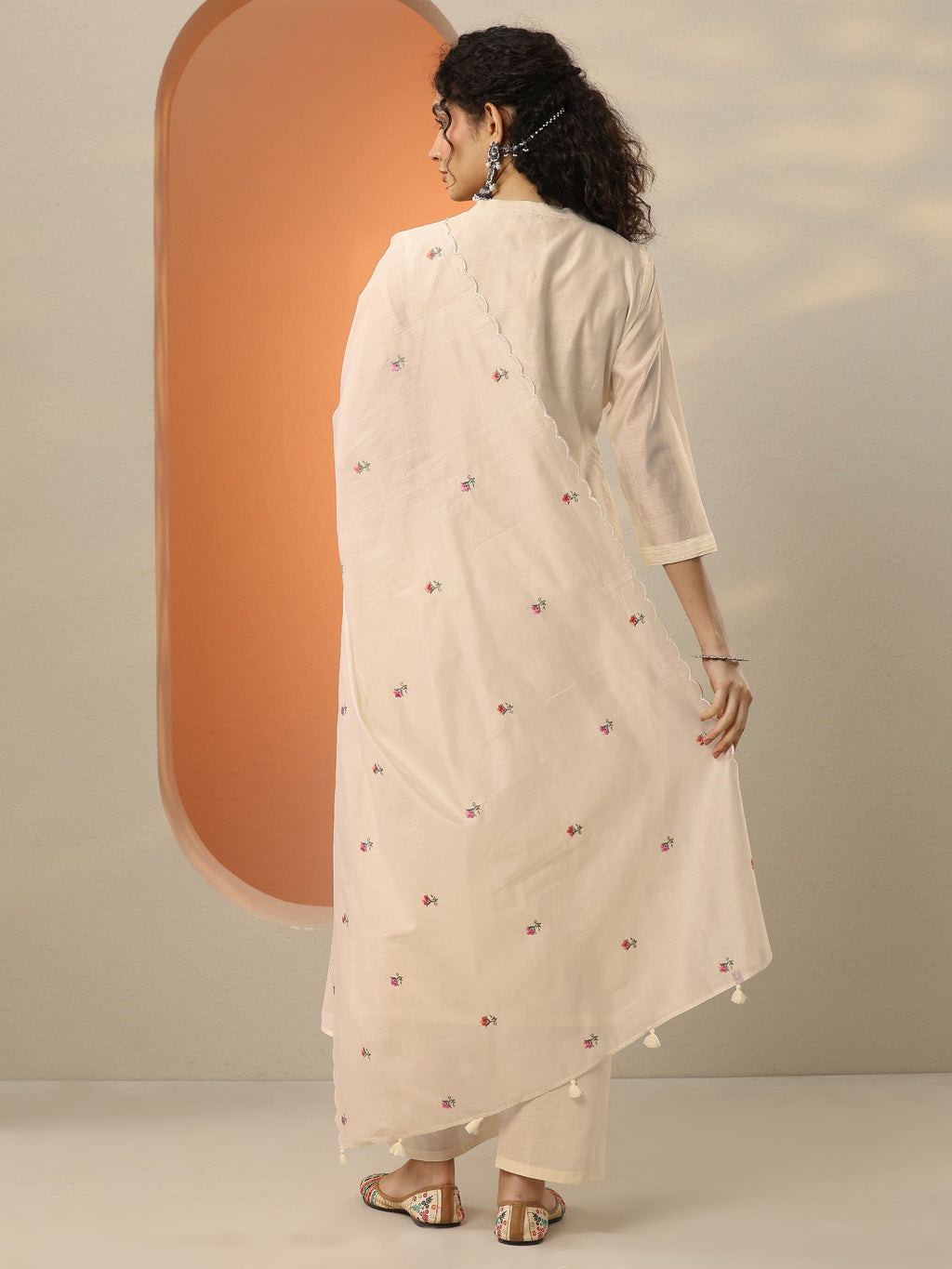 Cream Embroidered Silk Blend  Straight Suit Set With Dupatta