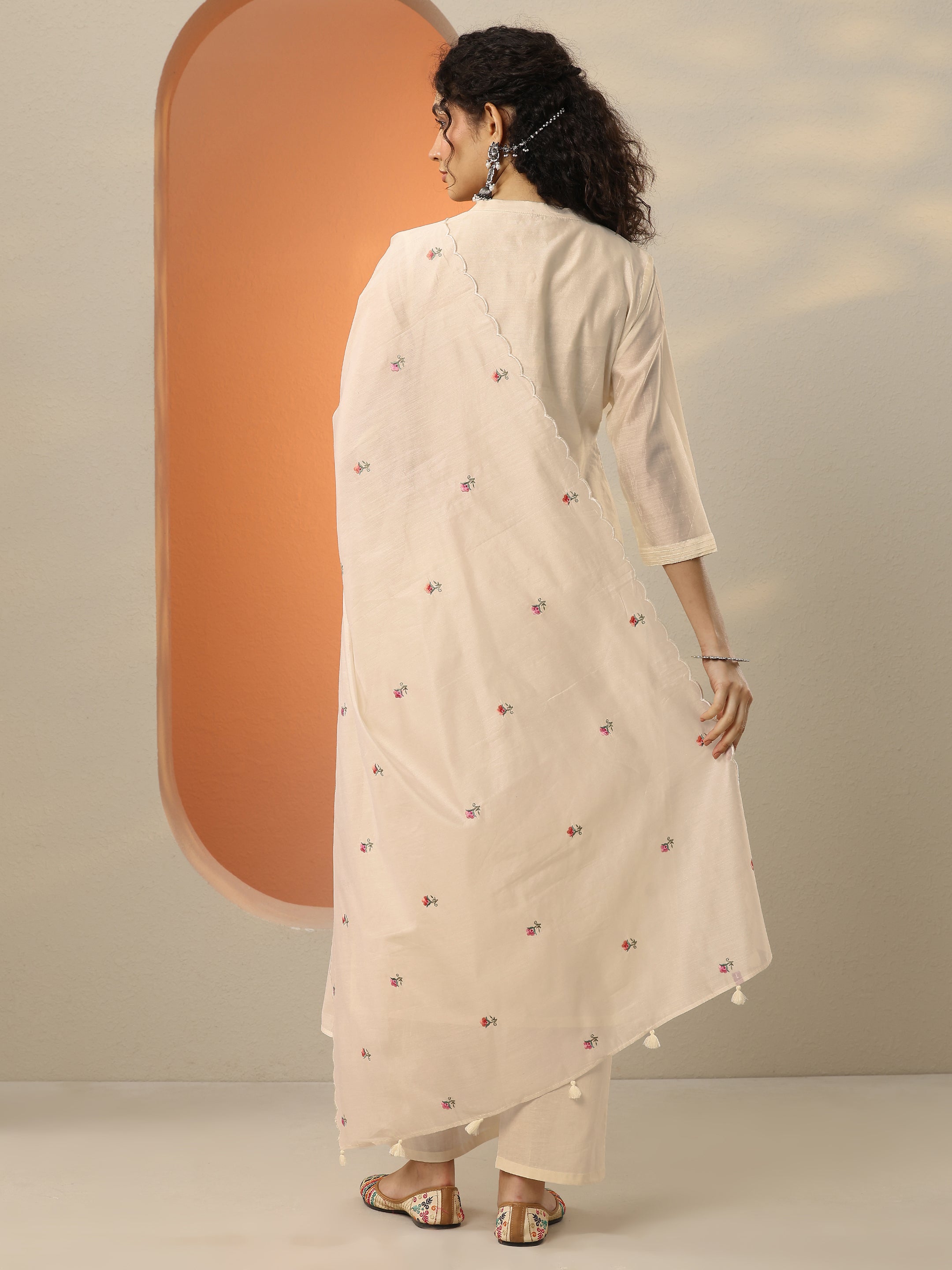 Cream Embroidered Silk Blend  Straight Suit Set With Dupatta