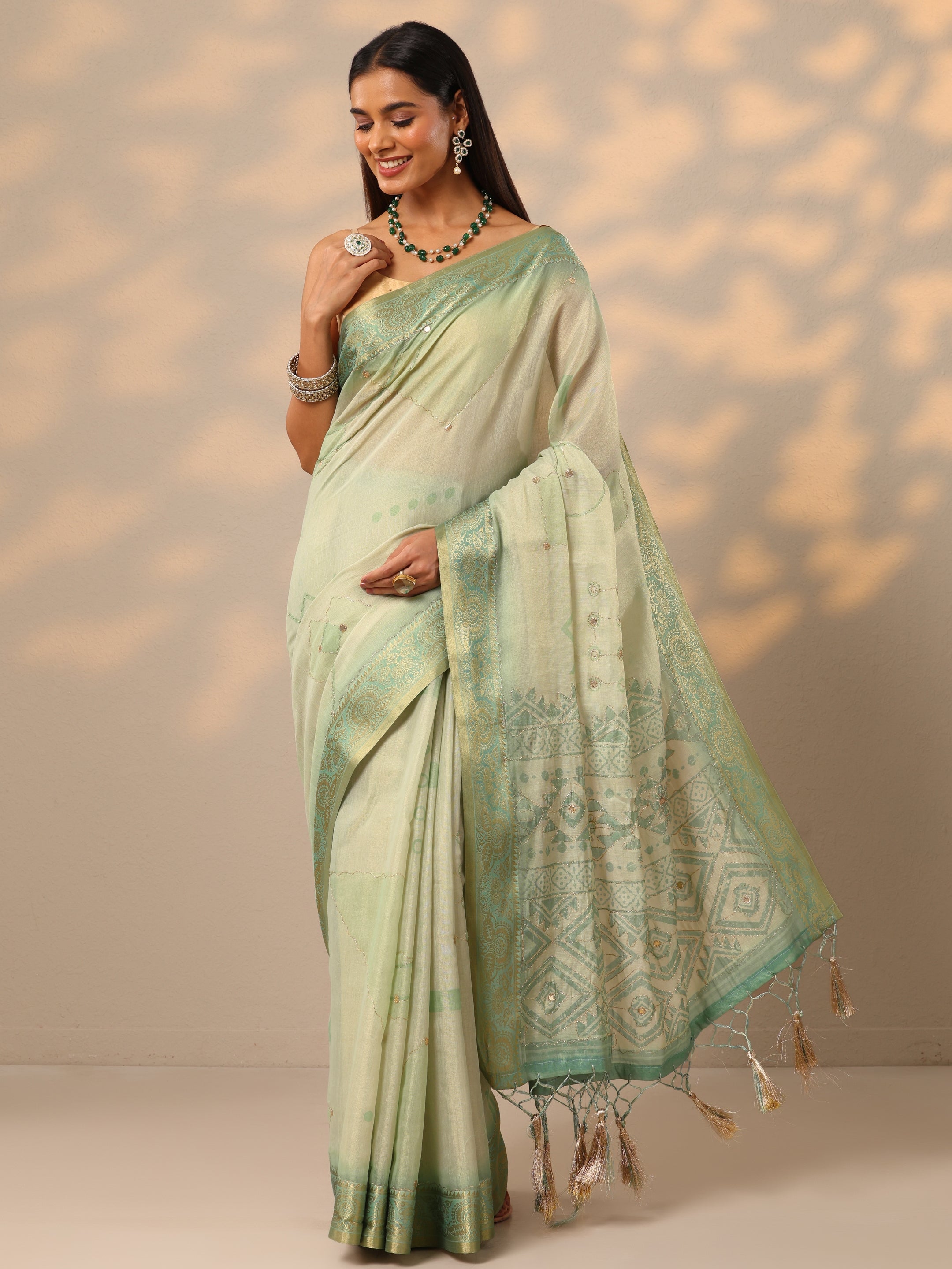 Green Woven Design Silk blend Saree With Unstitched Blouse Piece