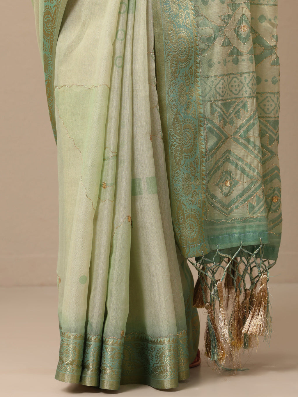 Green Woven Design Silk blend Saree With Unstitched Blouse Piece
