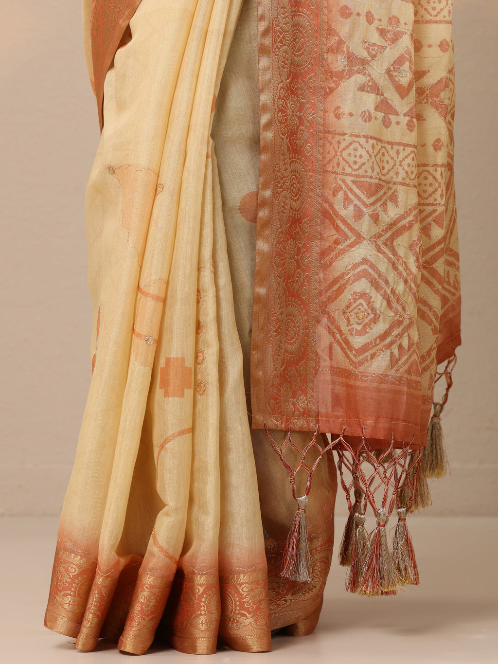 Cream Printed Silk Blend Sarees With Unstitched Blouse Piece