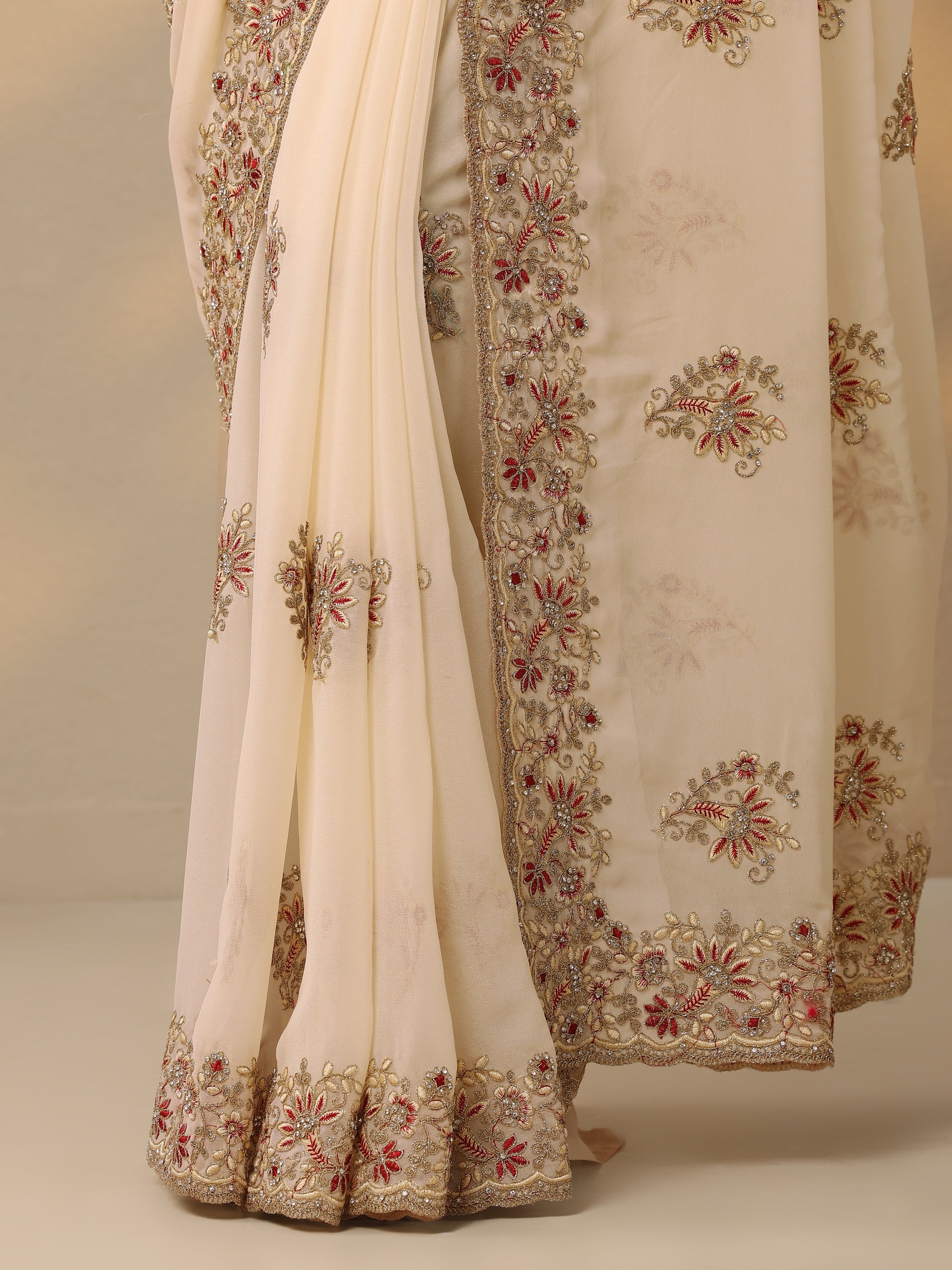 Cream Embellished Georgette Saree With Unstitched Blouse Piece