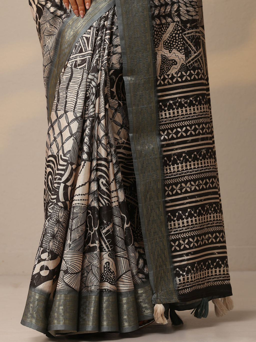 Grey Printed Silk Blend Sarees With Unstitched Blouse Piece
