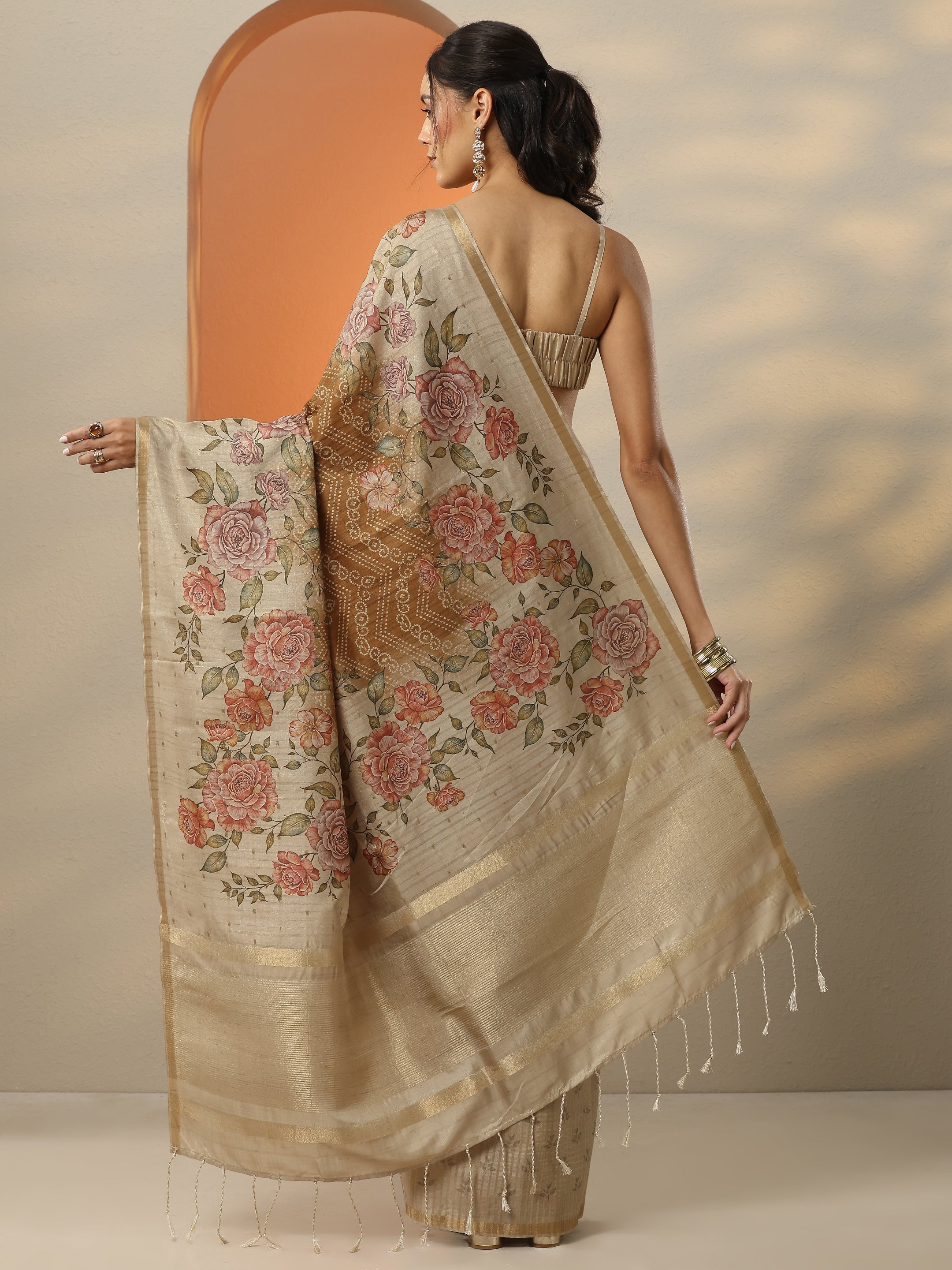 Mustard Printed Silk Blend Saree With Unstitched Blouse Piece