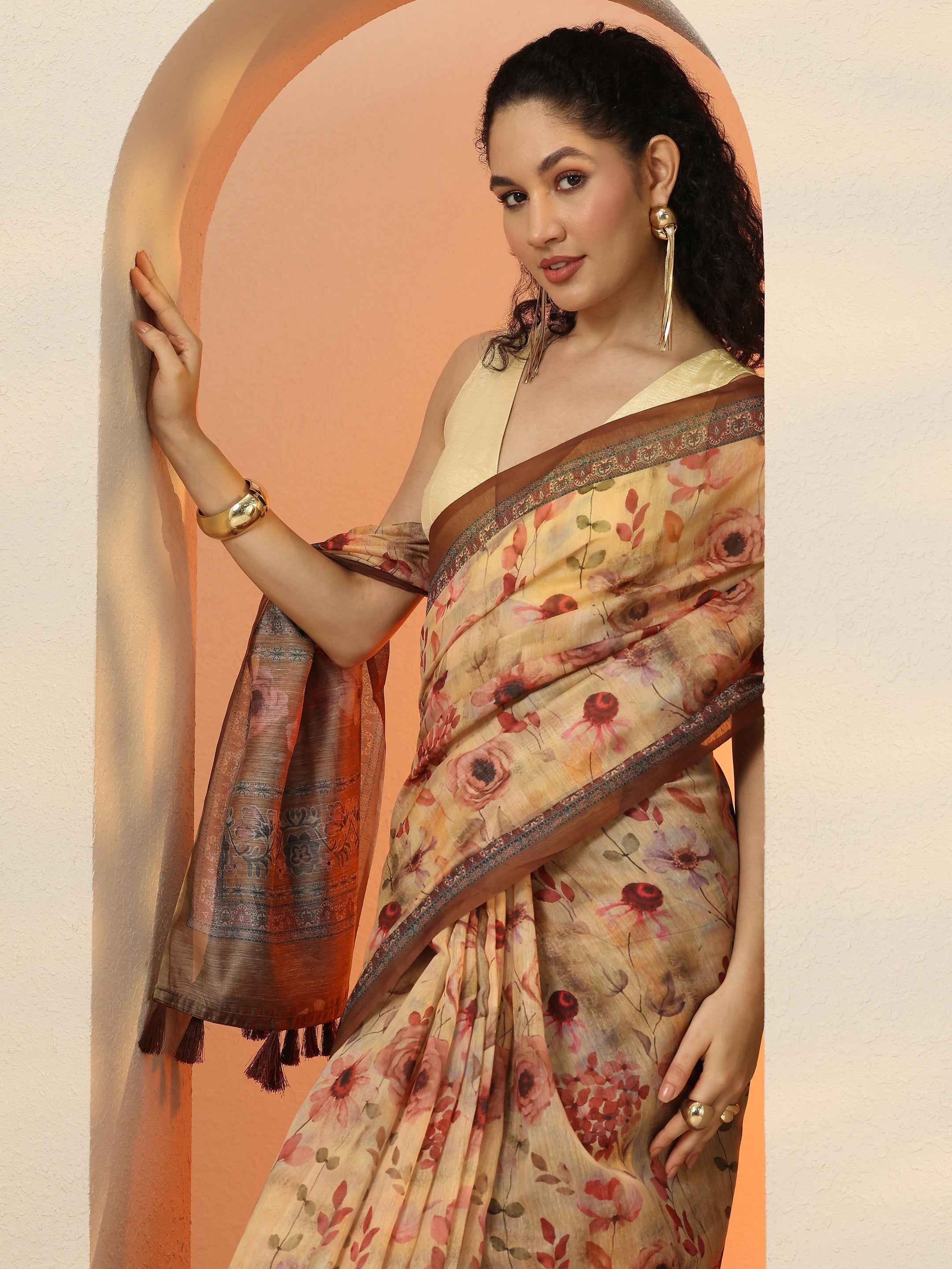 Beige Printed Silk Blend Saree With Unstitched Blouse Piece