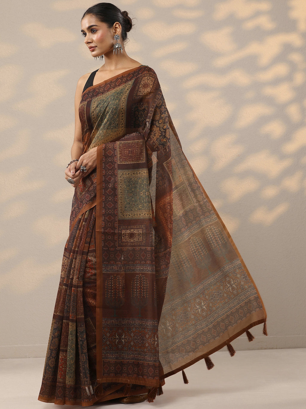 Brown Printed Silk Blend Saree With Unstitched Blouse Piece