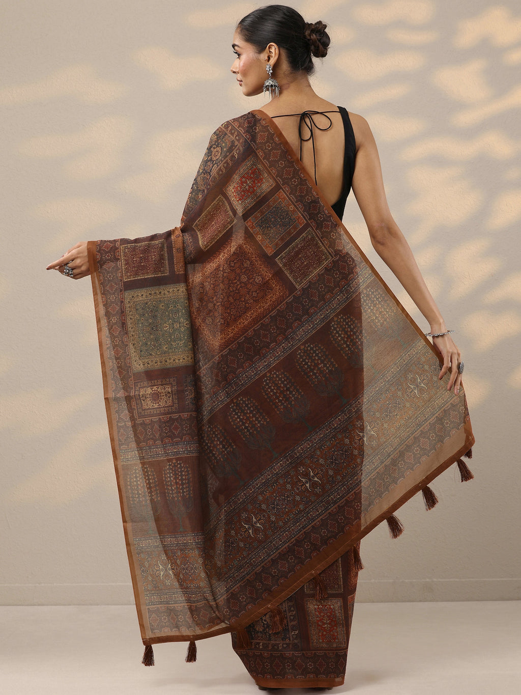 Brown Printed Silk Blend Saree With Unstitched Blouse Piece