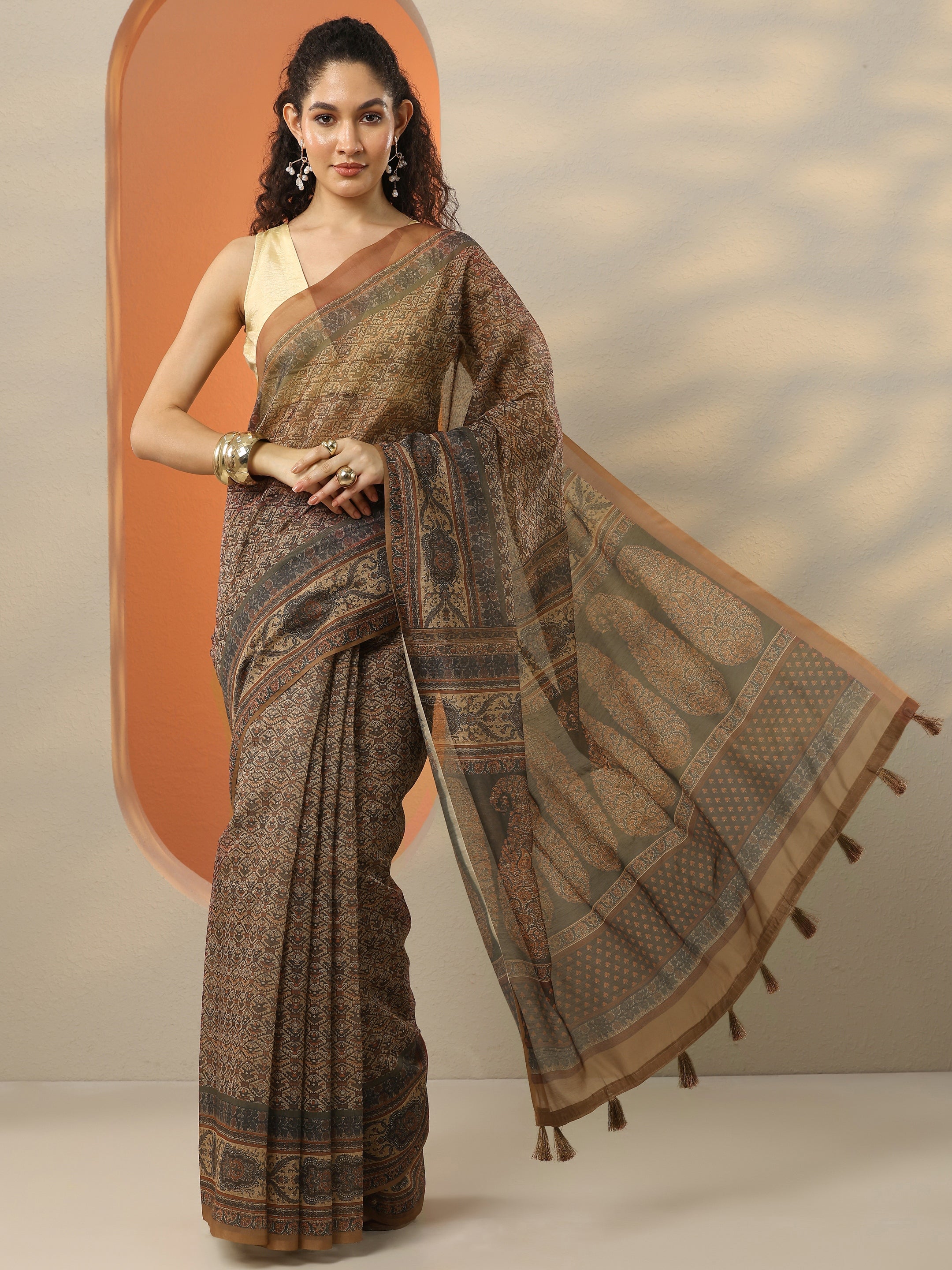 Brown Printed Silk Blend Saree With Unstitched Blouse Piece