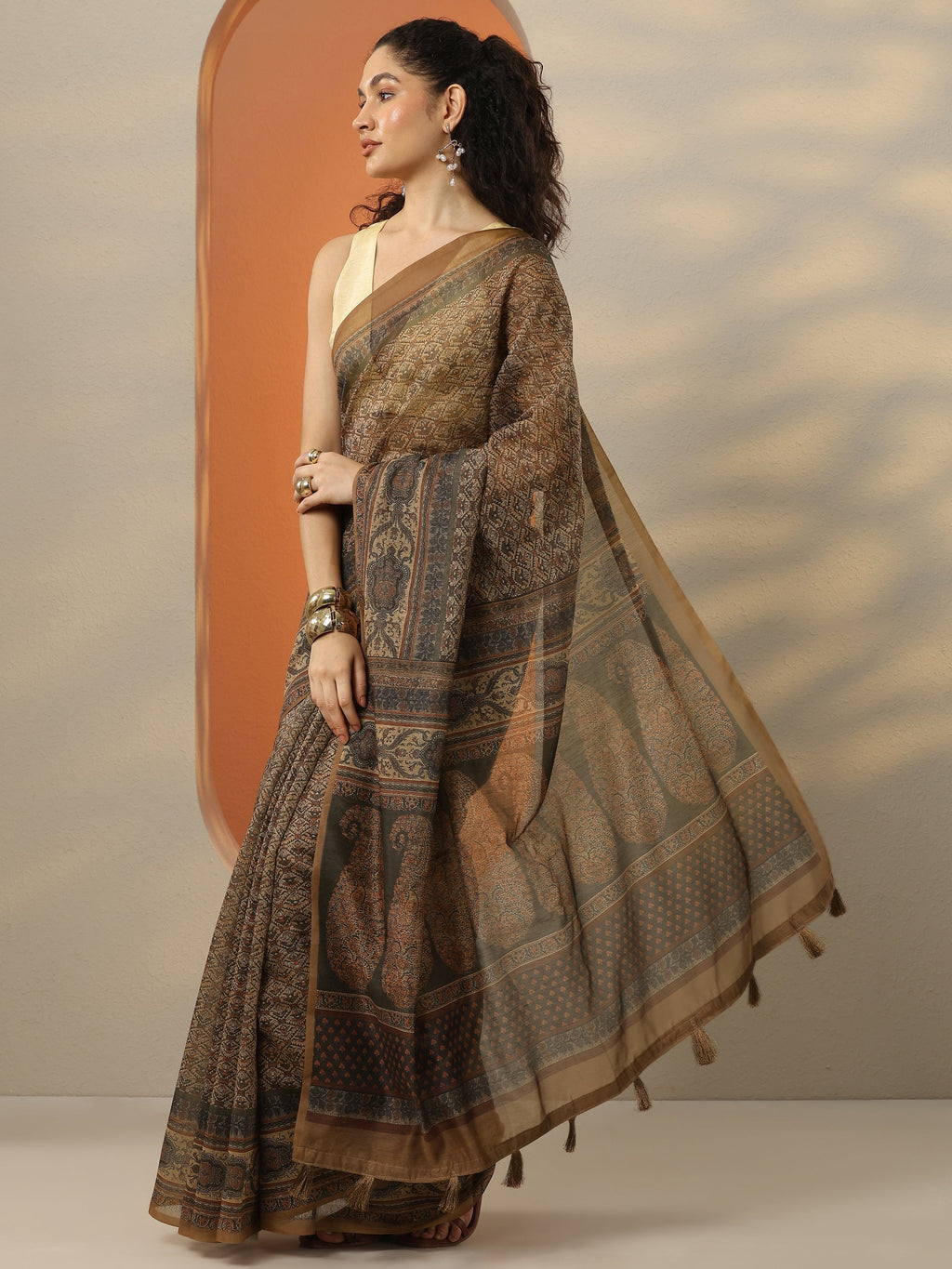 Brown Printed Silk Blend Saree With Unstitched Blouse Piece