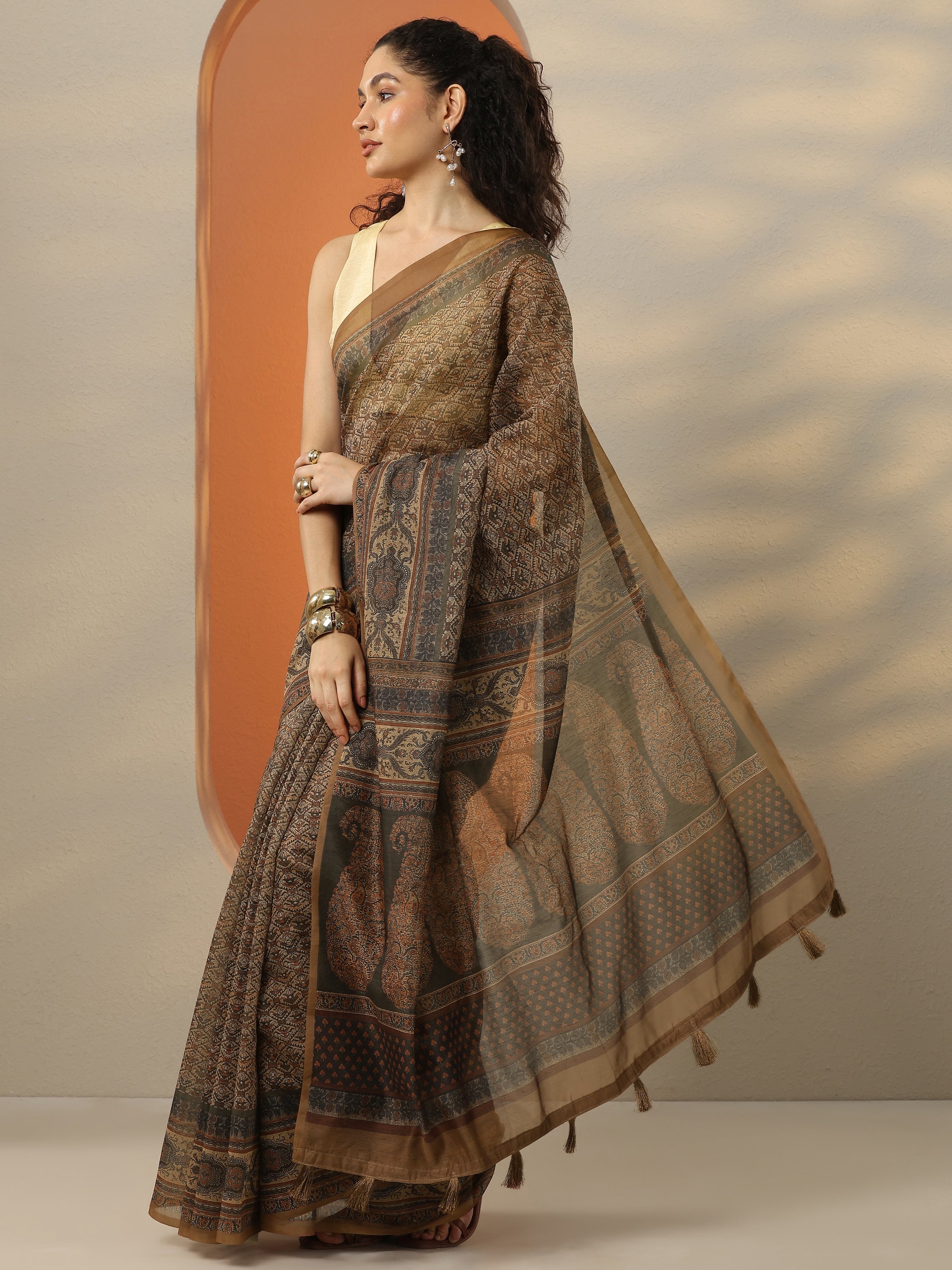 Brown Printed Silk Blend Saree With Unstitched Blouse Piece