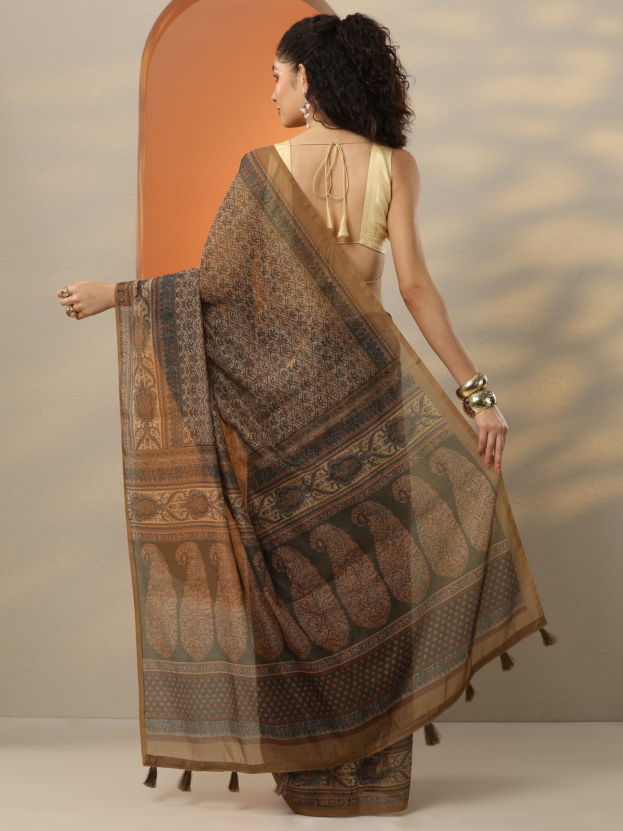 Brown Printed Silk Blend Saree With Unstitched Blouse Piece