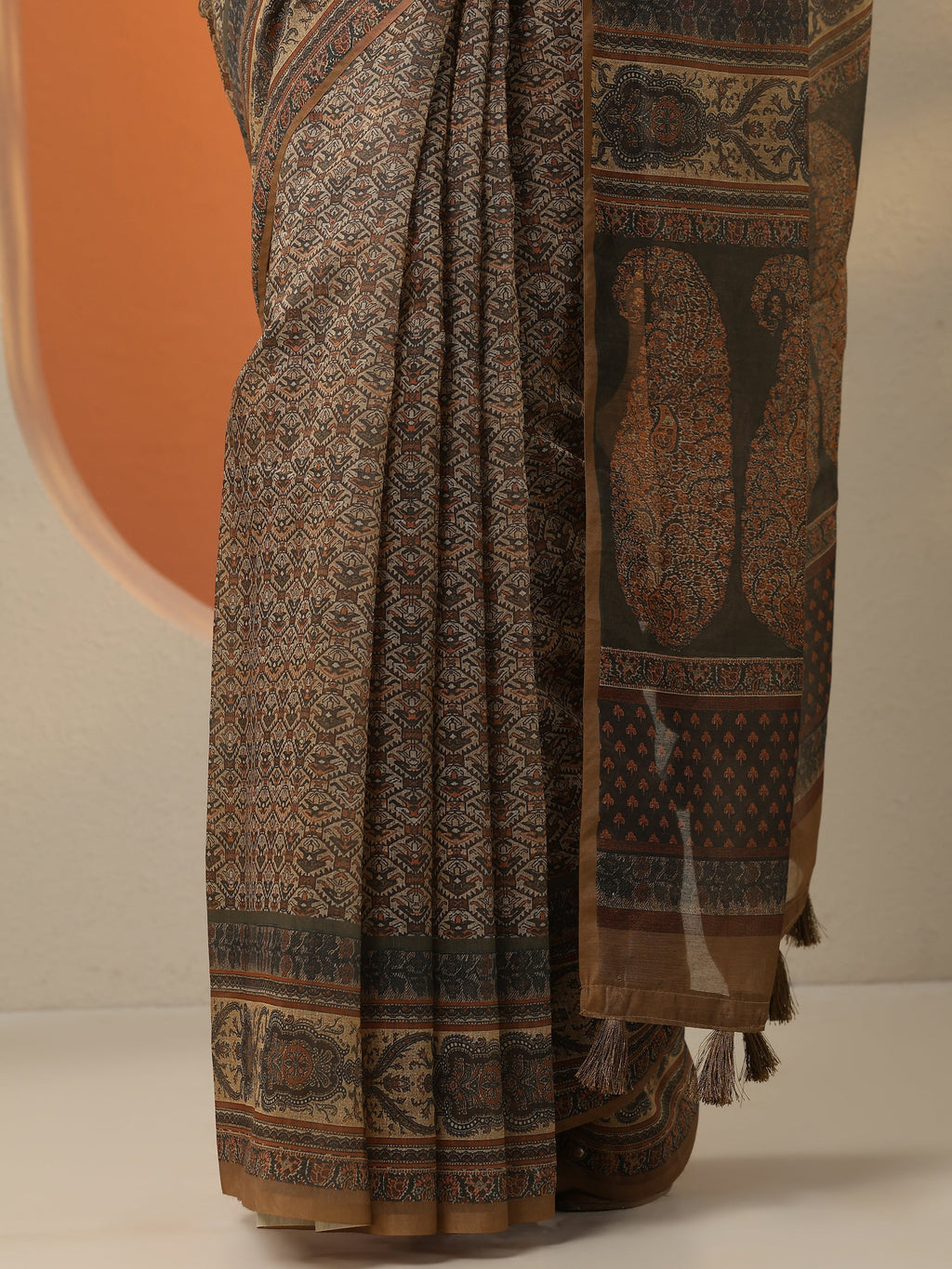 Brown Printed Silk Blend Saree With Unstitched Blouse Piece