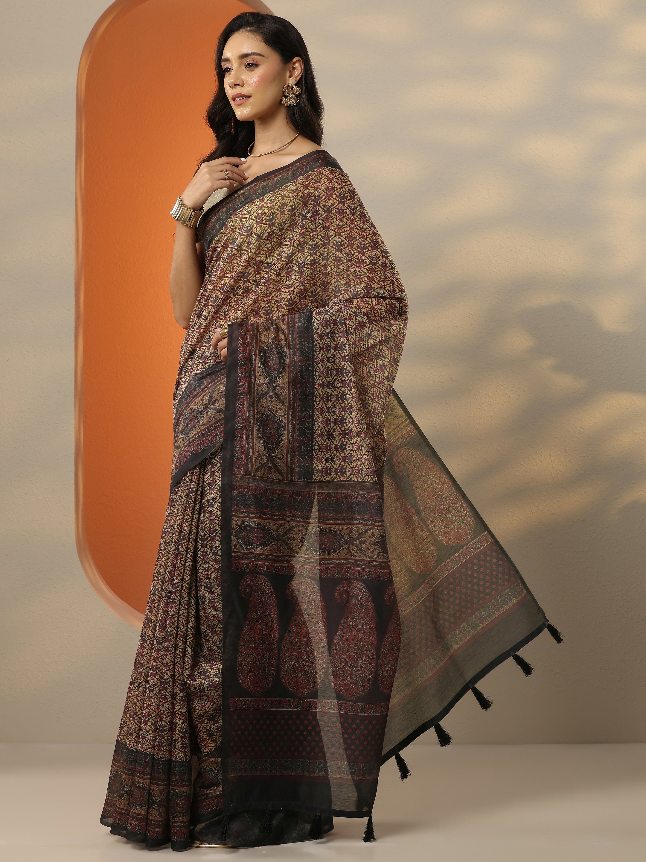 Black Printed Silk Blend Saree With Unstitched Blouse Piece