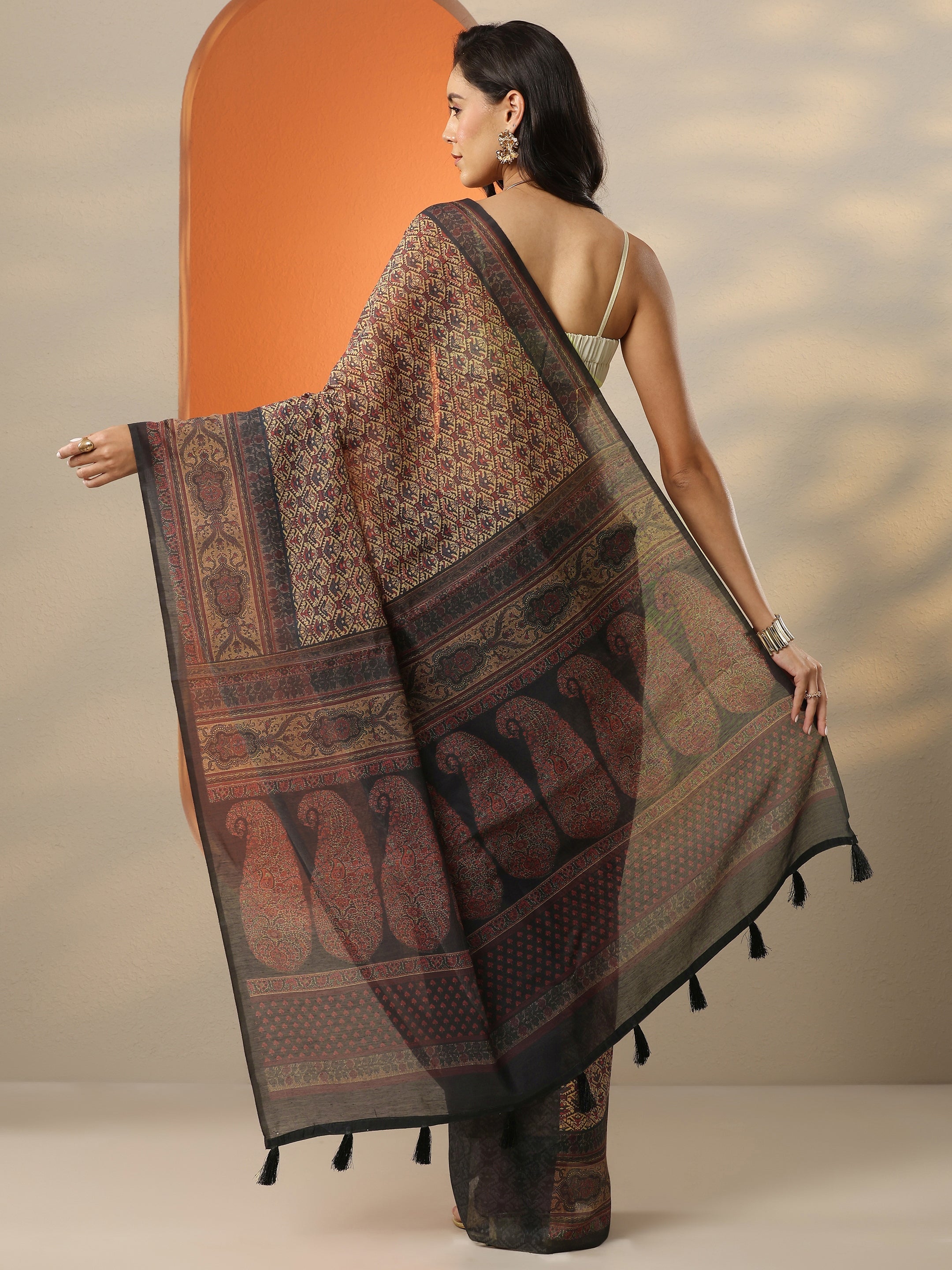 Black Printed Silk Blend Saree With Unstitched Blouse Piece