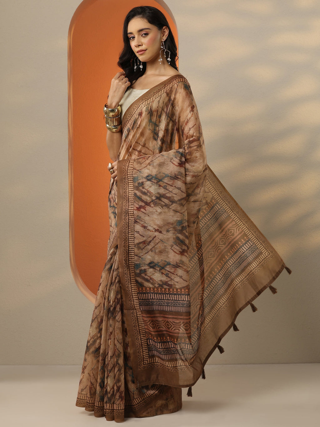 Brown Printed Silk Blend Saree With Unstitched Blouse Piece