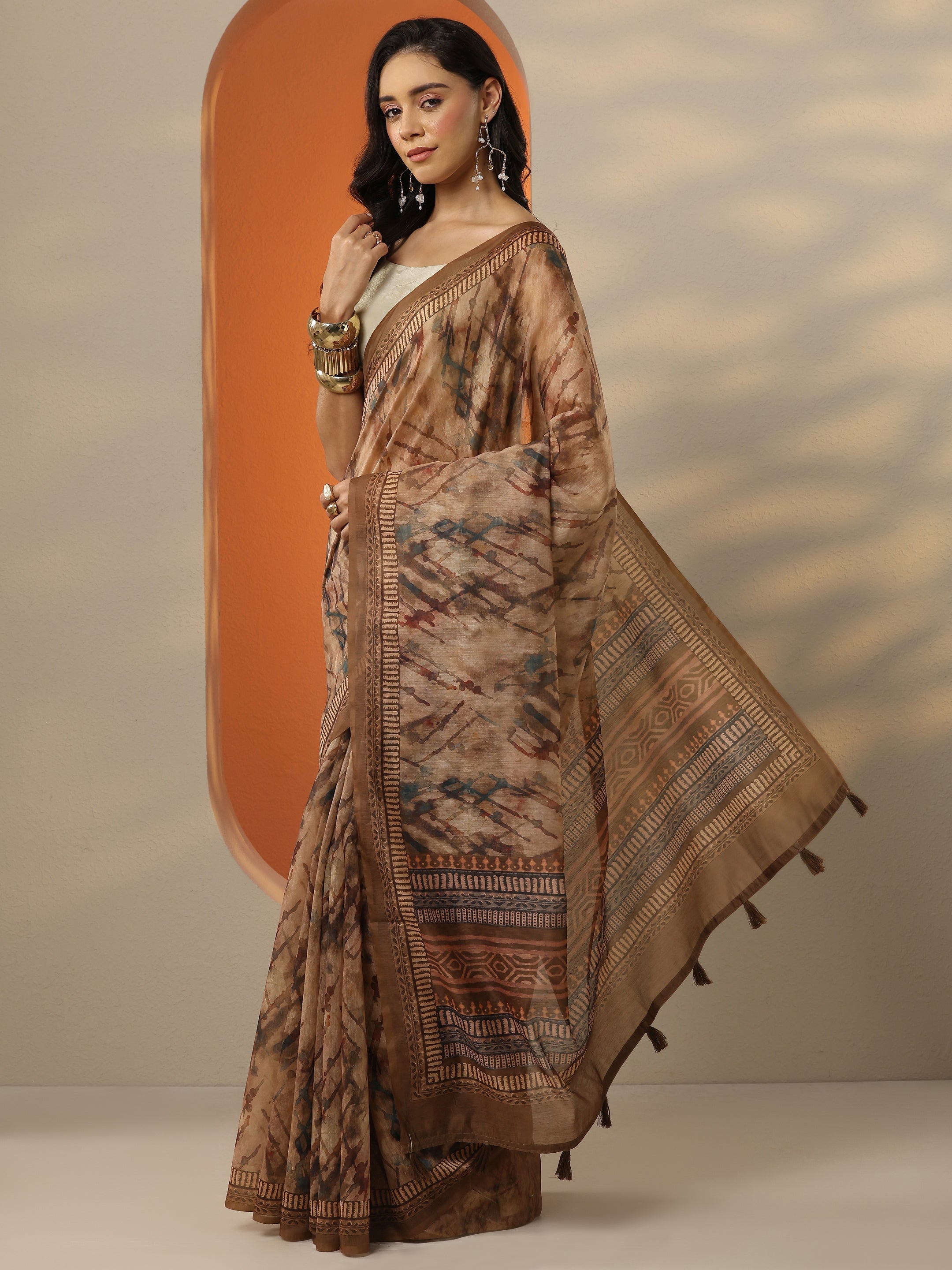 Brown Printed Silk Blend Saree With Unstitched Blouse Piece