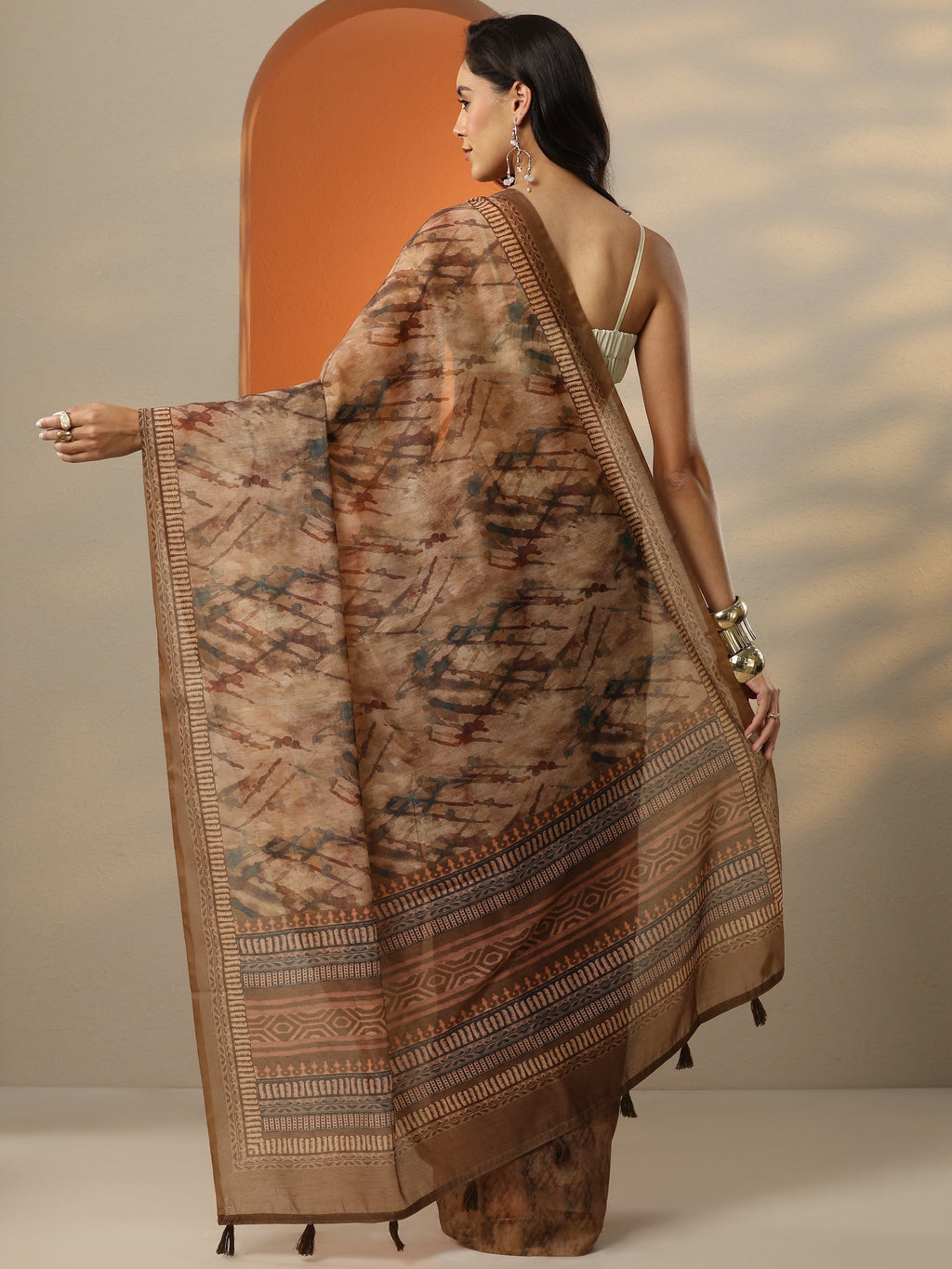 Brown Printed Silk Blend Saree With Unstitched Blouse Piece