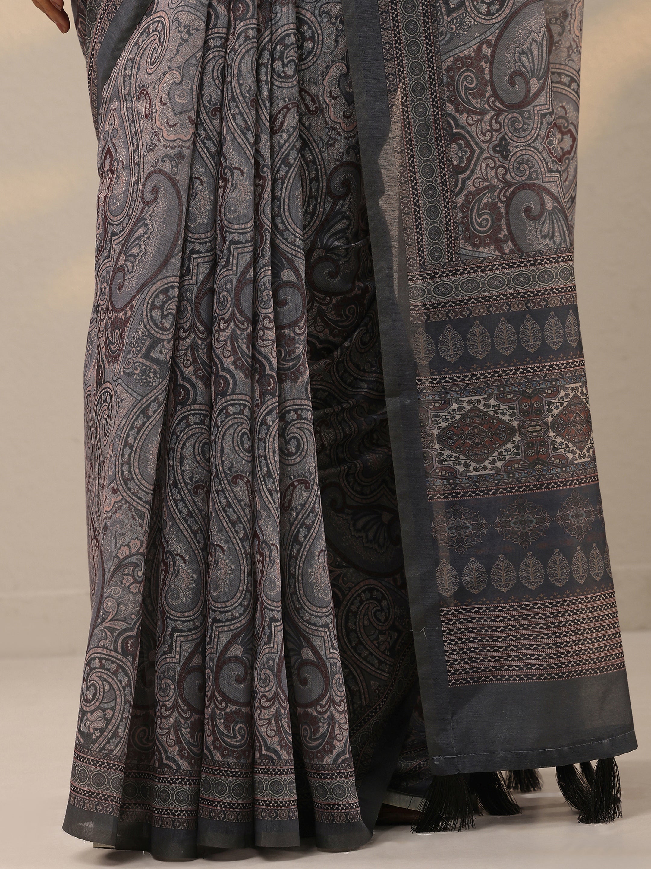 Grey Printed Silk Blend Saree With Unstitched Blouse Piece