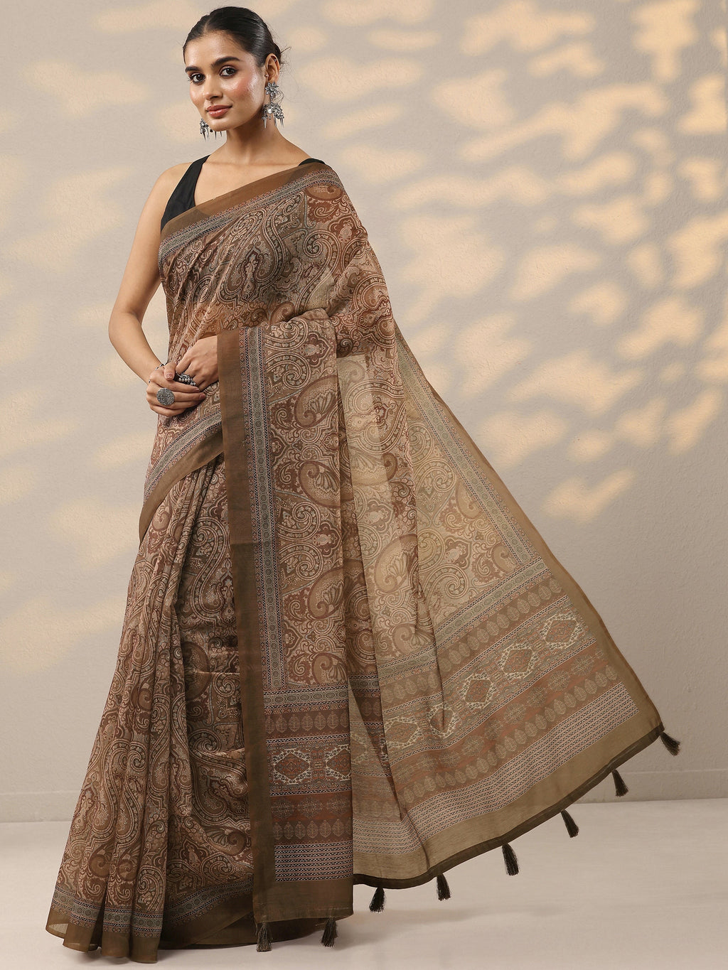 Brown Printed Silk Blend Saree With Unstitched Blouse Piece