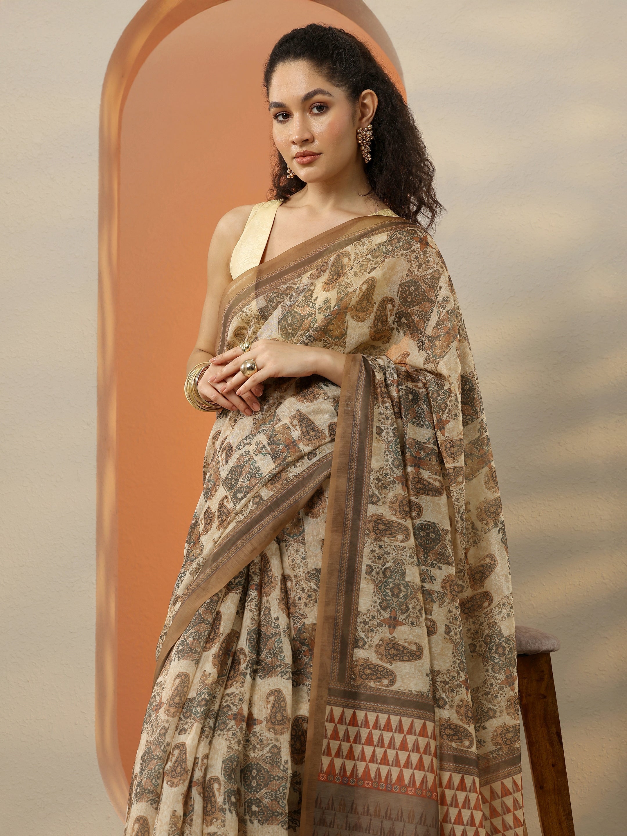 Brown Printed Silk Blend Saree With Unstitched Blouse Piece