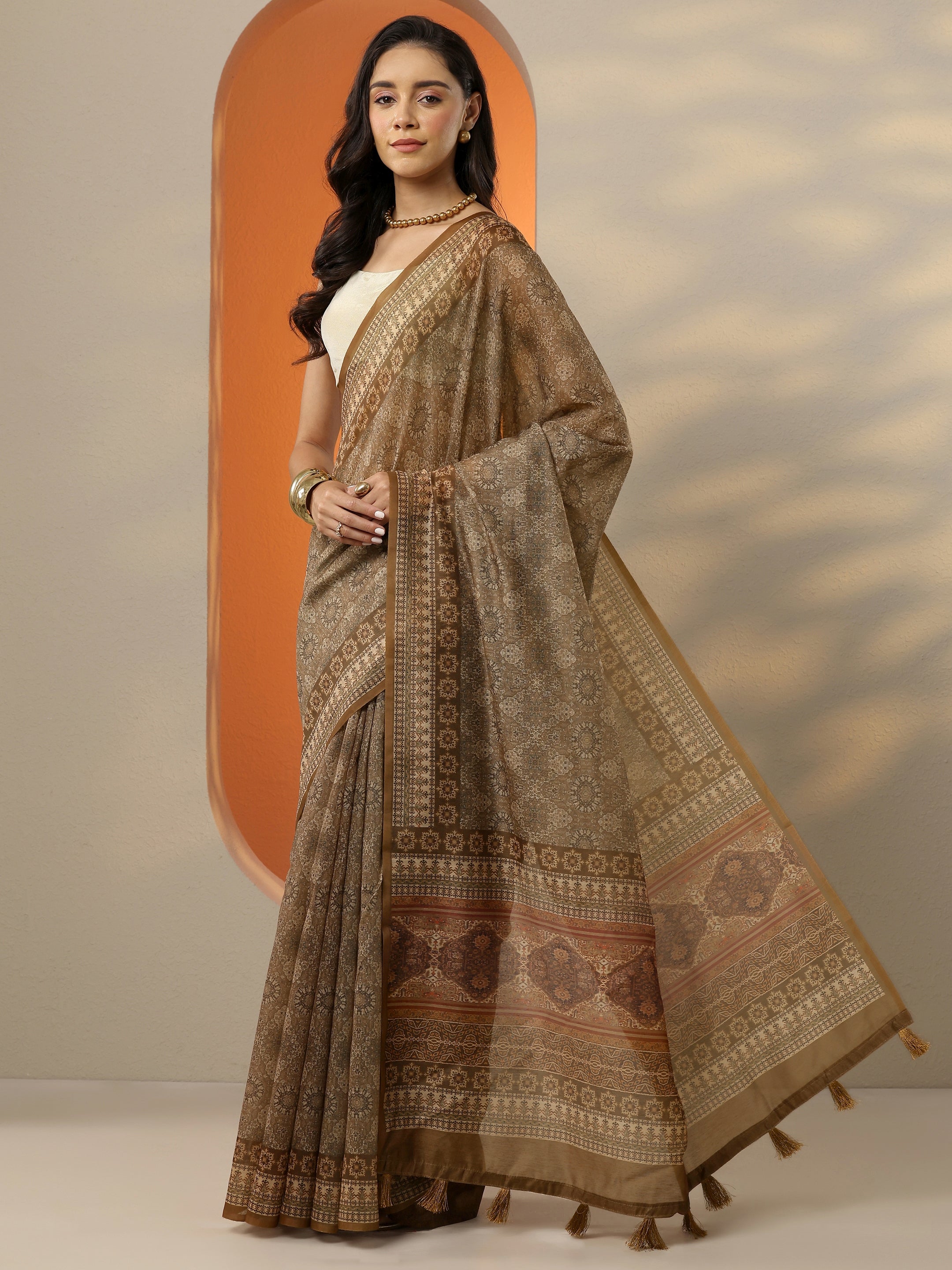 Brown Printed Silk Blend Saree With Unstitched Blouse Piece