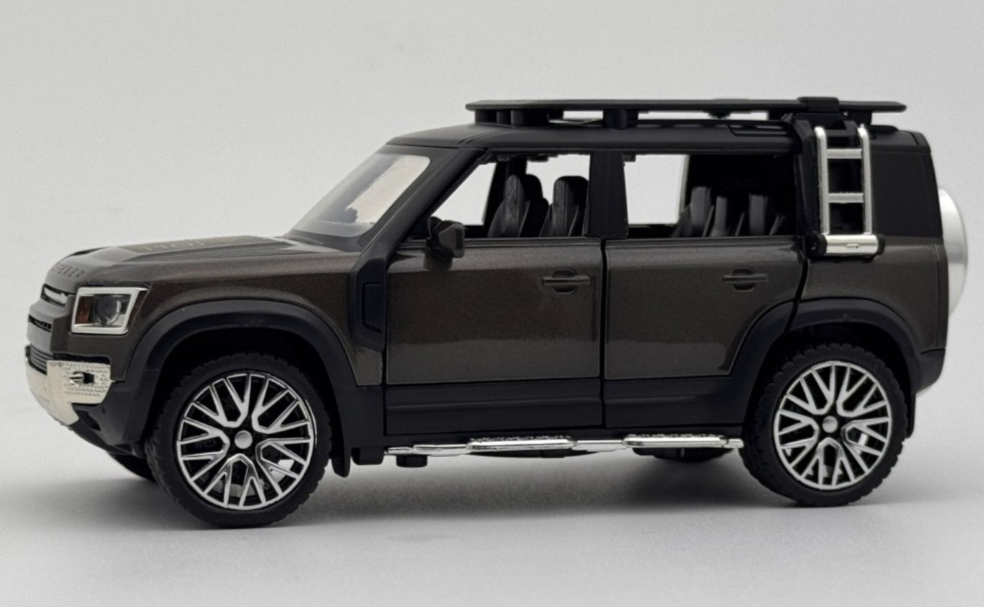 Land Rover Defender 110 1:24 diecast Scale Model car | Assorted Colors