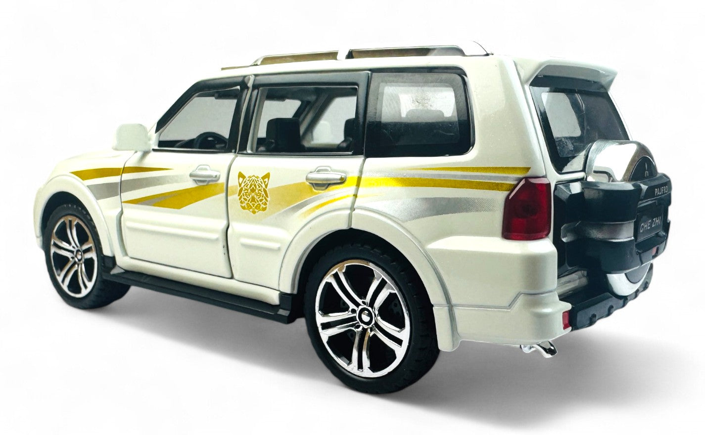 Mitsubishi Pajero 1:24 diecast scale model car collectible