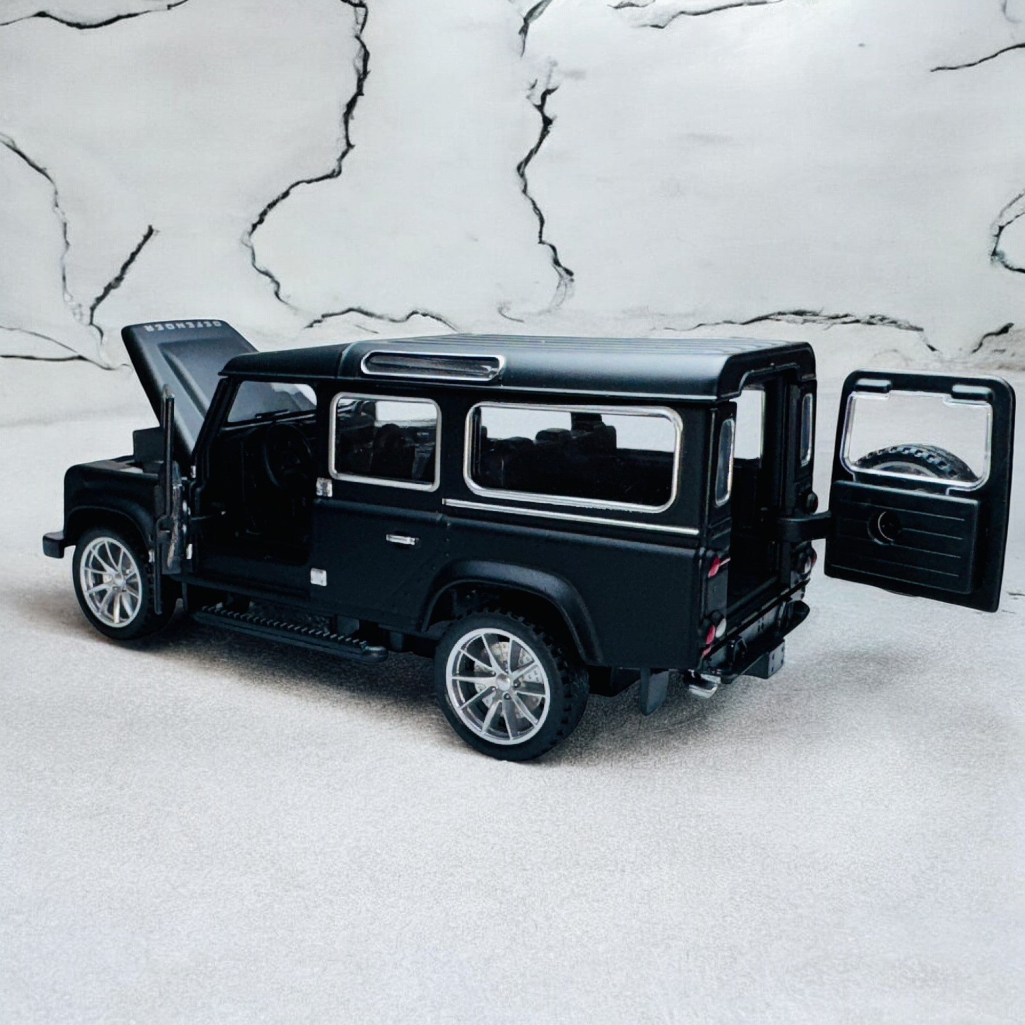 Classic Land Rover Defender 110 1:24 diecast scale model car collectible | Assorted Colors