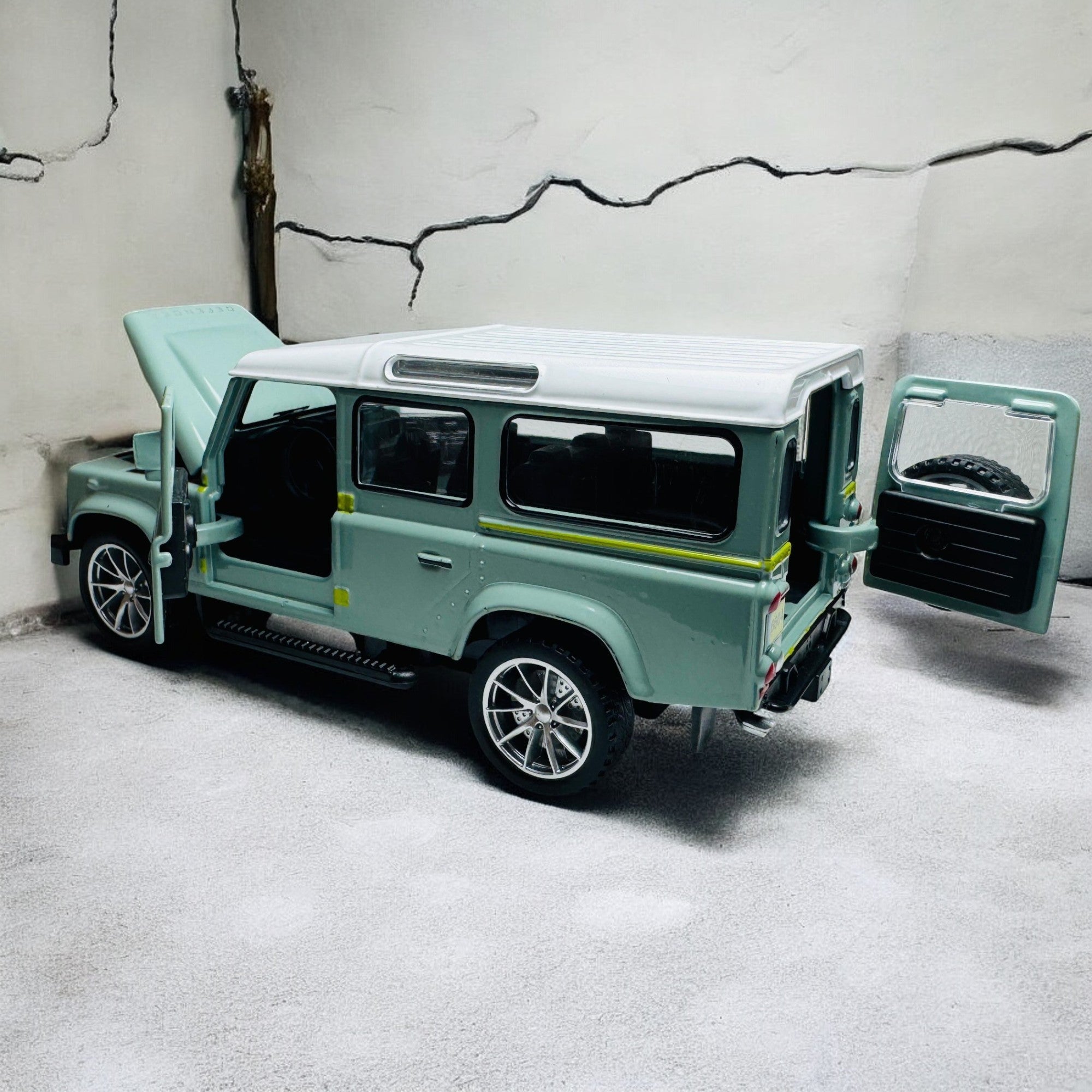 Classic Land Rover Defender 110 1:24 diecast scale model car collectible | Assorted Colors