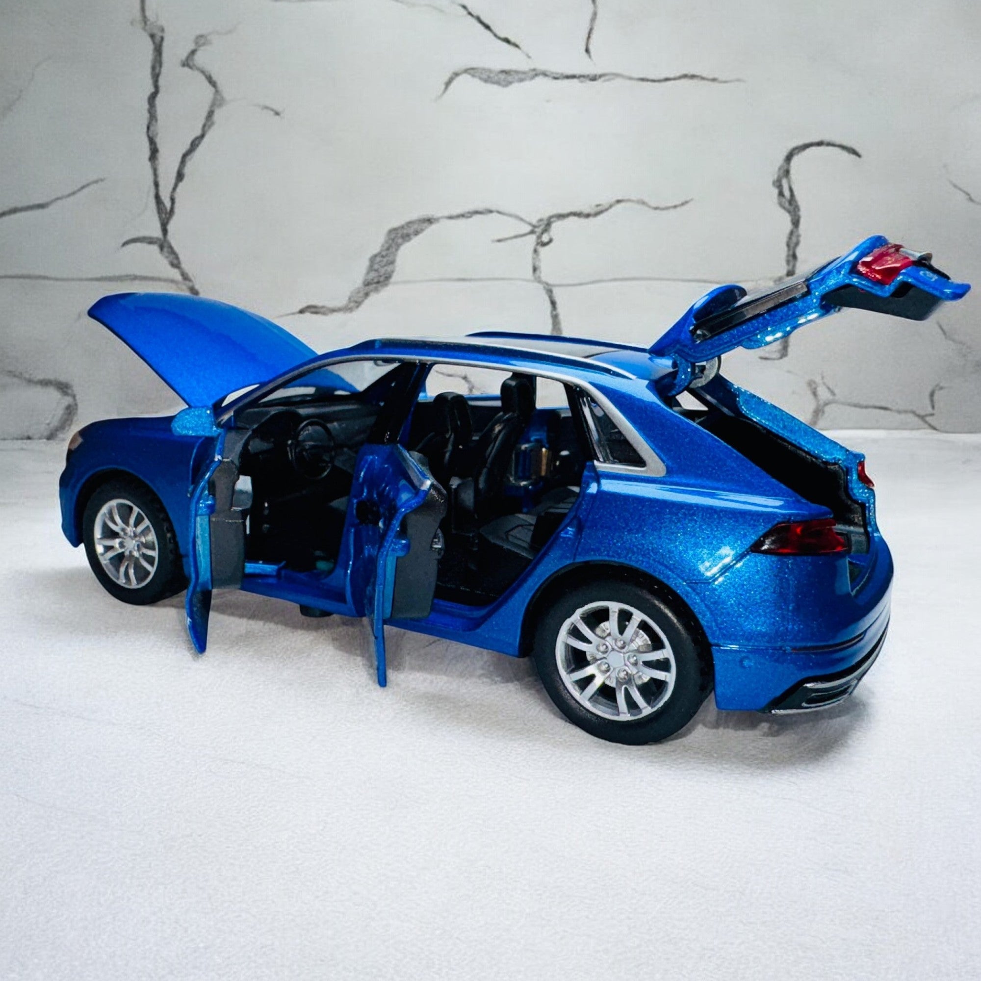 Audi Q8 1:24 diecast scale model car collectible | Assorted Colors