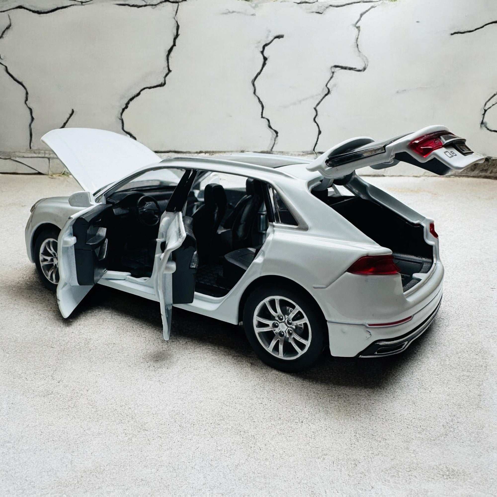 Audi Q8 1:24 diecast scale model car collectible | Assorted Colors