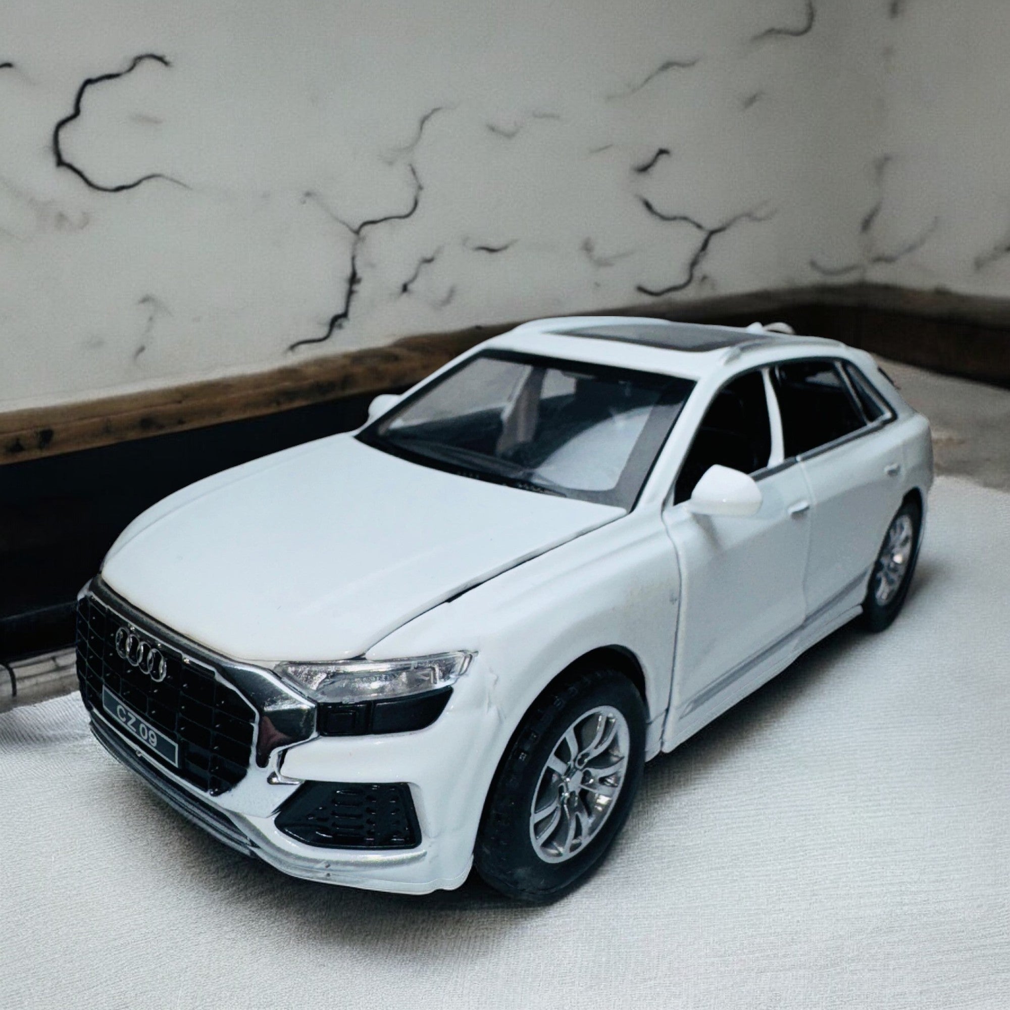 Audi Q8 1:24 diecast scale model car collectible | Assorted Colors