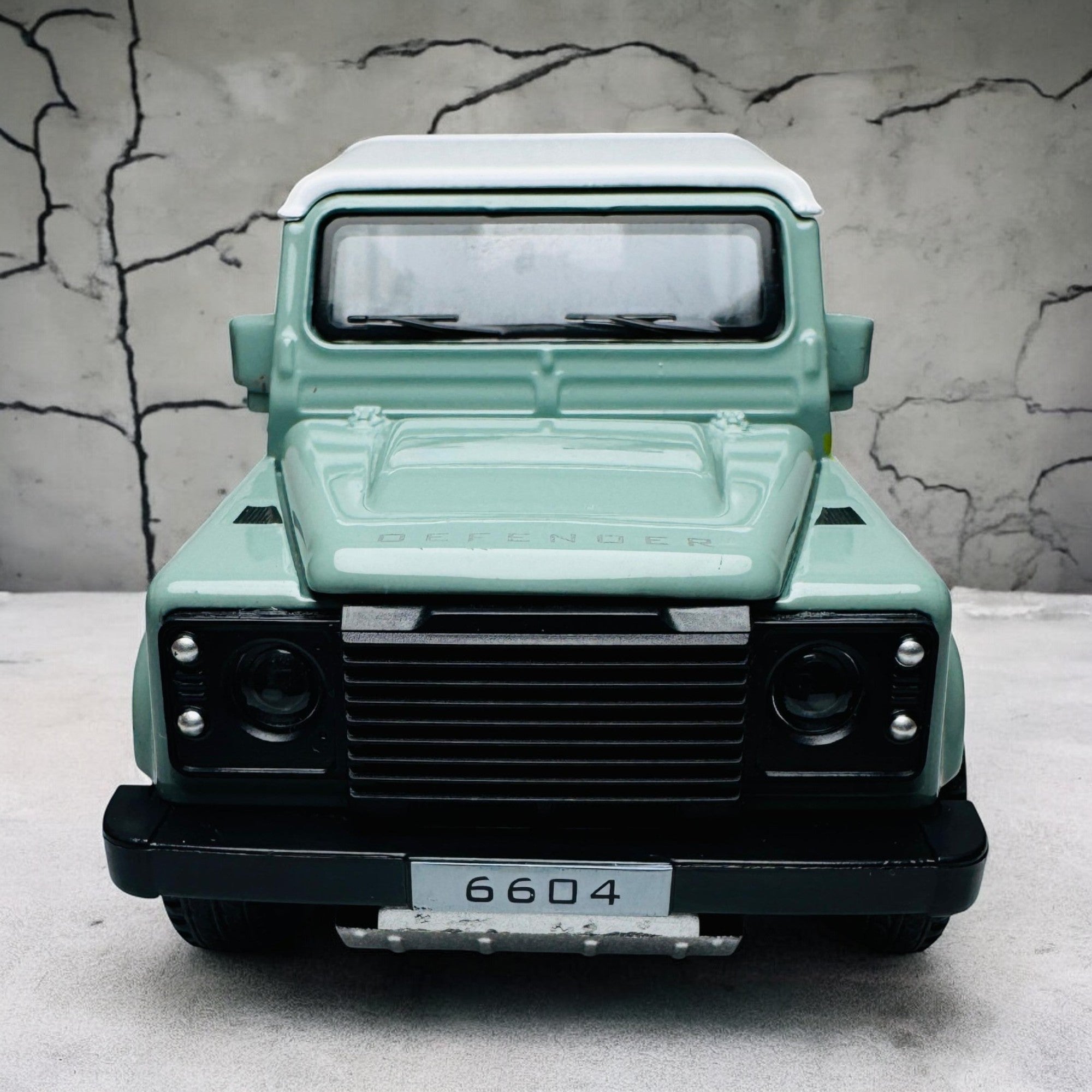 Classic Land Rover Defender 110 1:24 diecast scale model car collectible | Assorted Colors